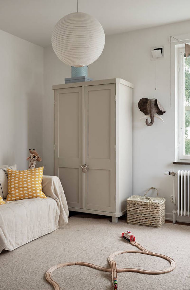 Iso, tilava lastenhuone, jossa suuret seikkailut alkavat leikkiessä